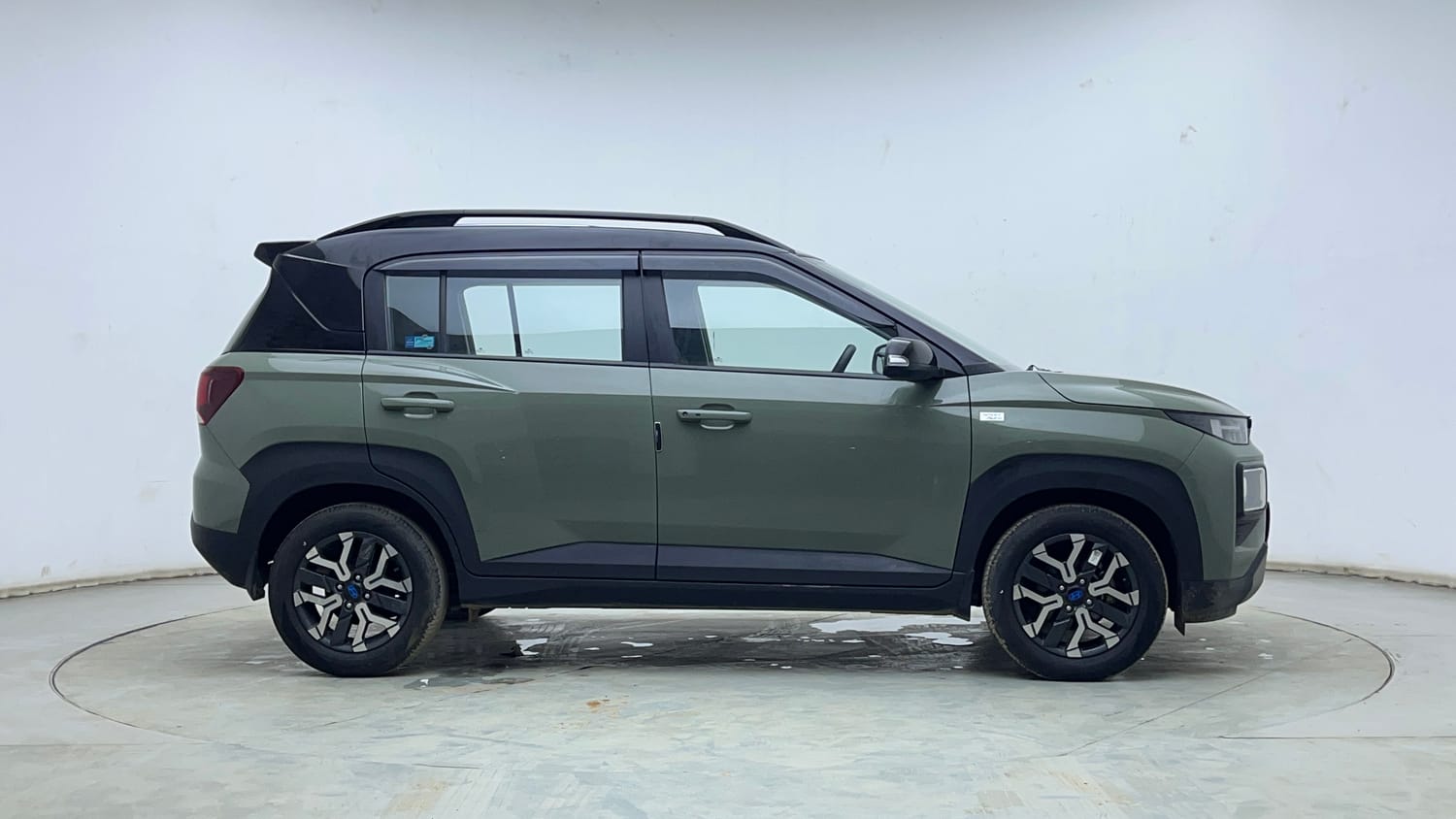 Used 2025 Hyundai Exter SX (O) Connect 1.2 AMT Dual Tone Petrol Automatic exterior RIGHT SIDE VIEW