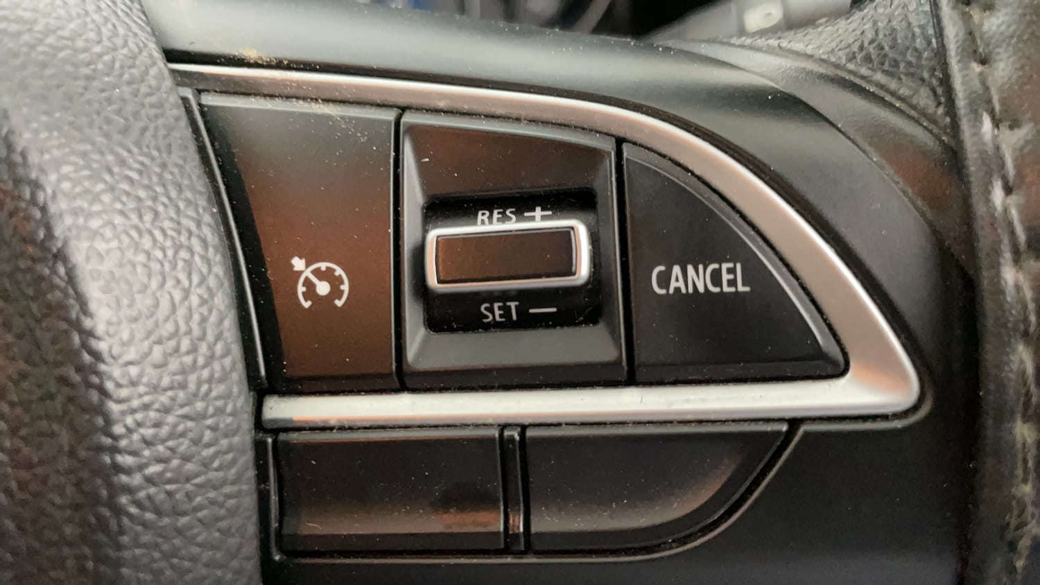 Used 2022 Maruti Suzuki XL6 Zeta MT Petrol Petrol Manual top_features Cruise control