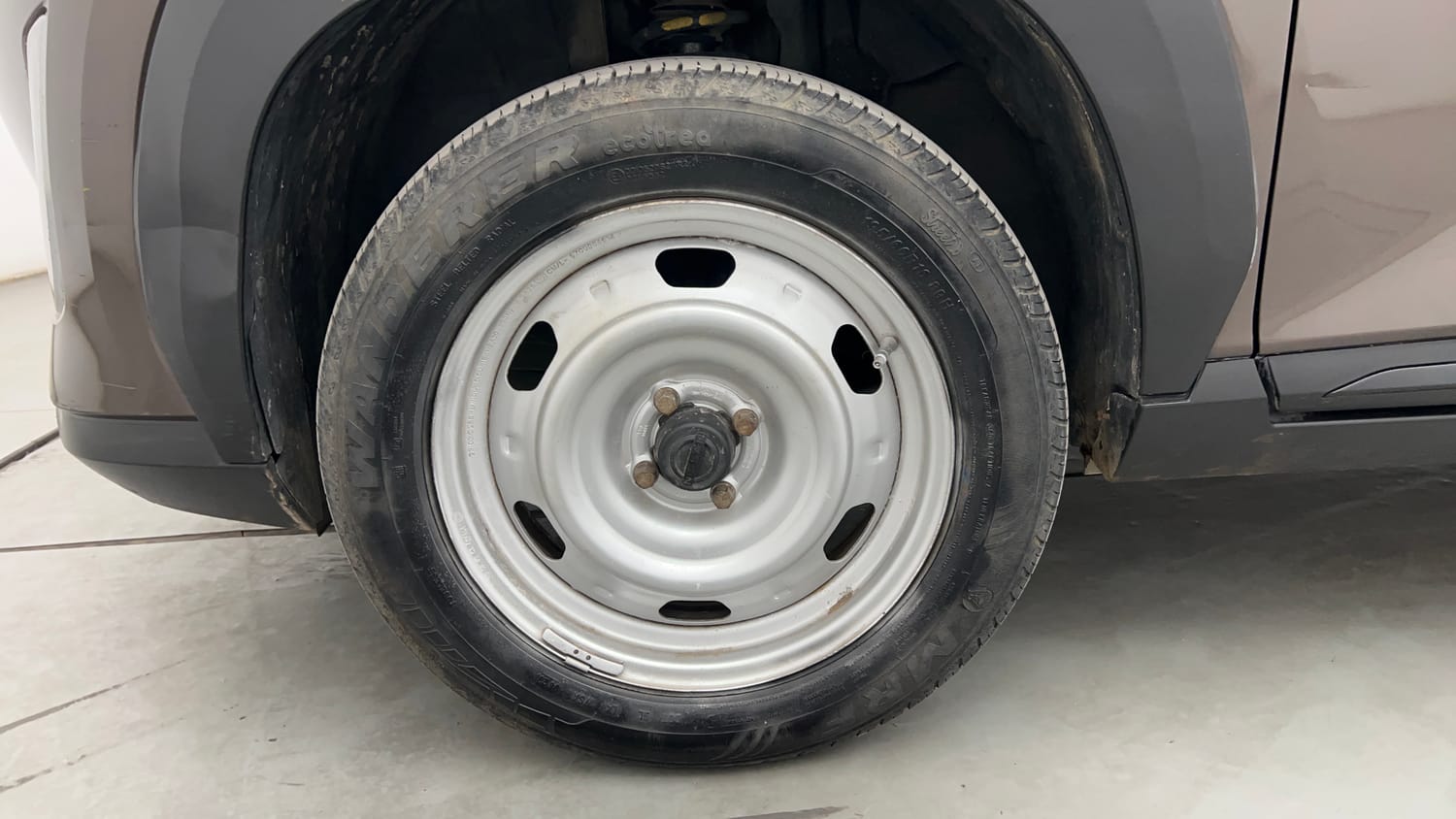 Used 2023 Nissan Magnite XE Petrol Manual tyres LEFT FRONT TYRE RIM VIEW