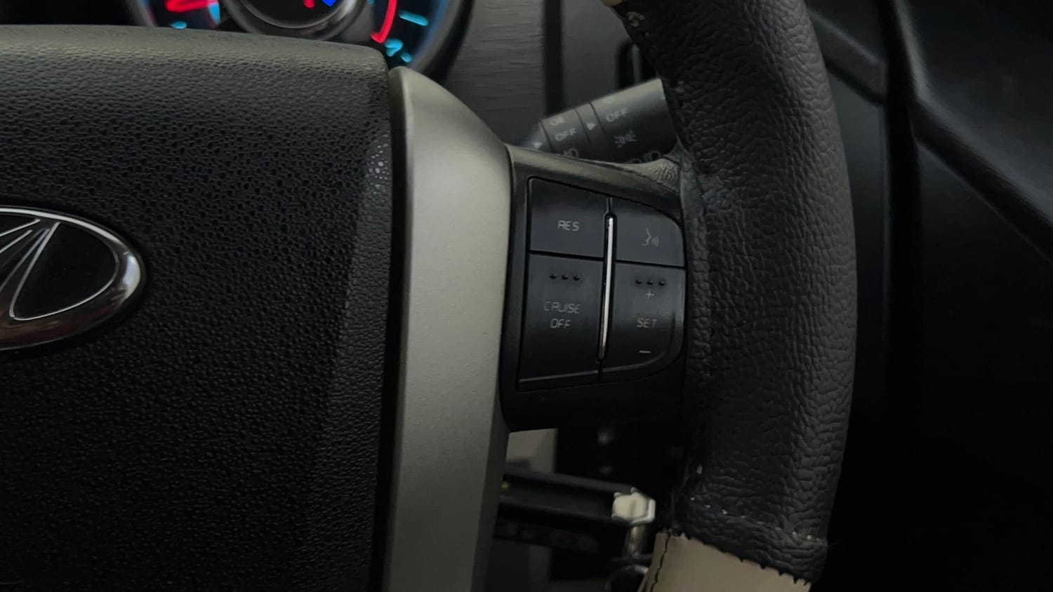 Used 2018 Mahindra XUV500 W6 Diesel Manual top_features Cruise control