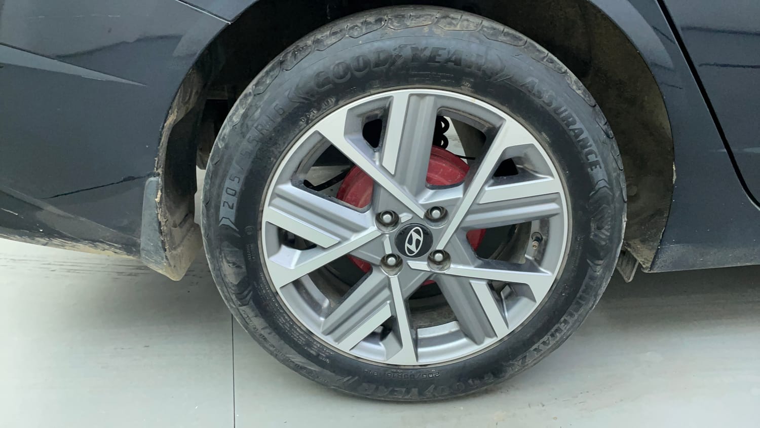 Used 2023 Hyundai Verna SX 1.5 MPi Petrol Manual tyres RIGHT REAR TYRE RIM VIEW