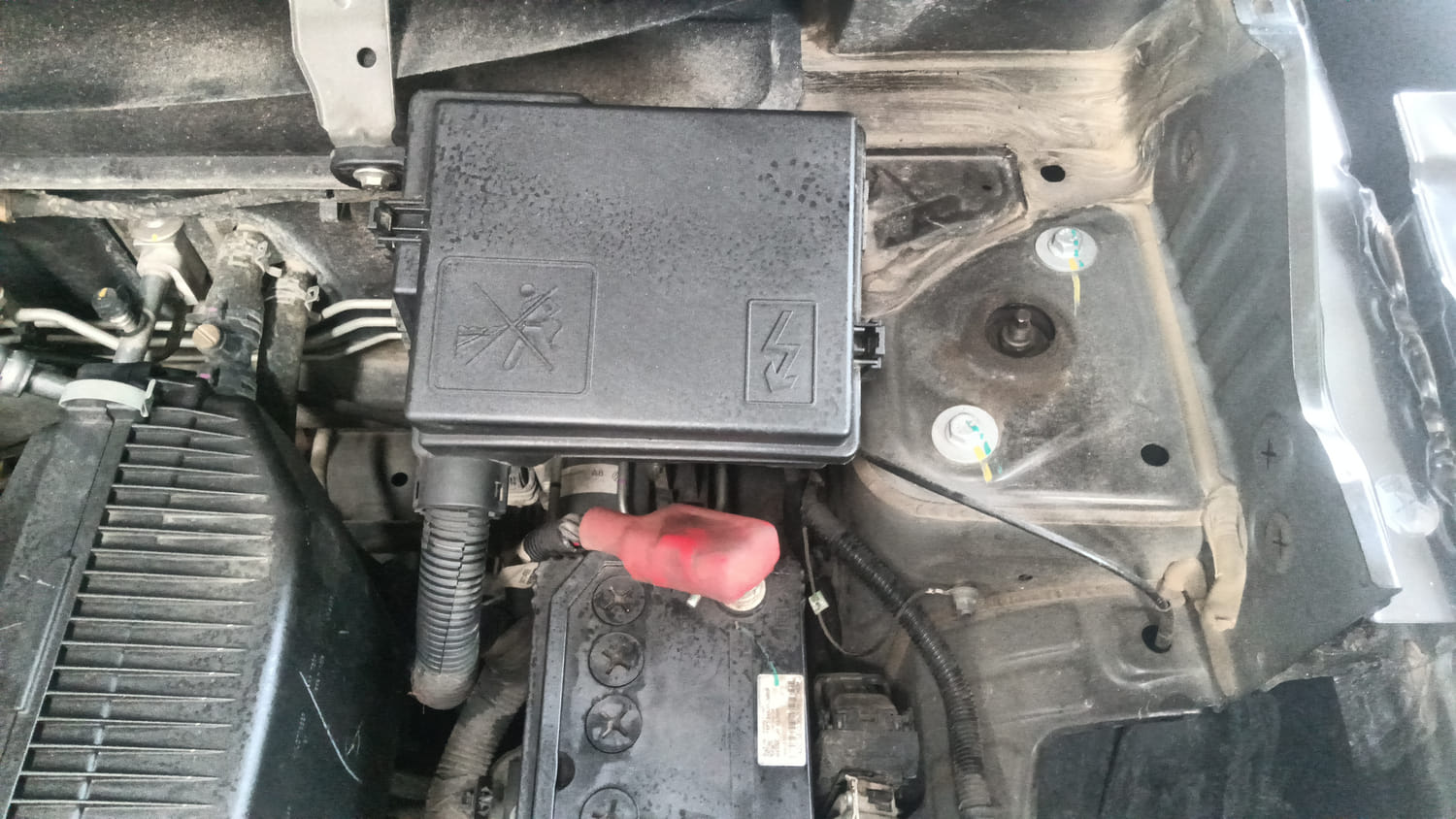 Used 2025 Renault Kwid RXT 1.0L Petrol Manual engine ENGINE LEFT SIDE HINGE & APRON VIEW