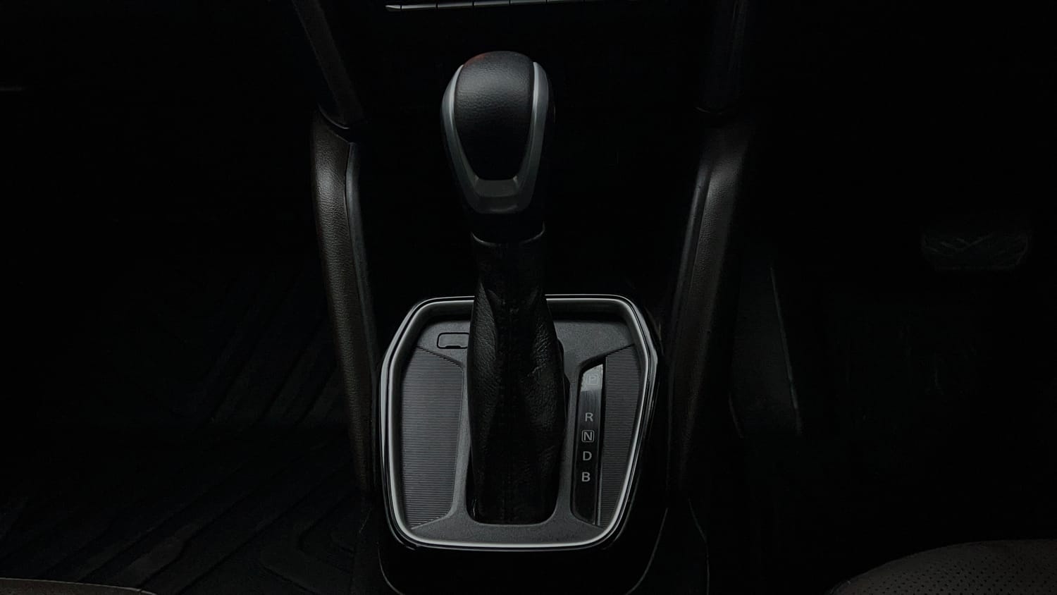 Used 2025 Toyota Urban Cruiser Hyryder V Hybrid Hybrid Automatic interior GEAR  KNOB VIEW