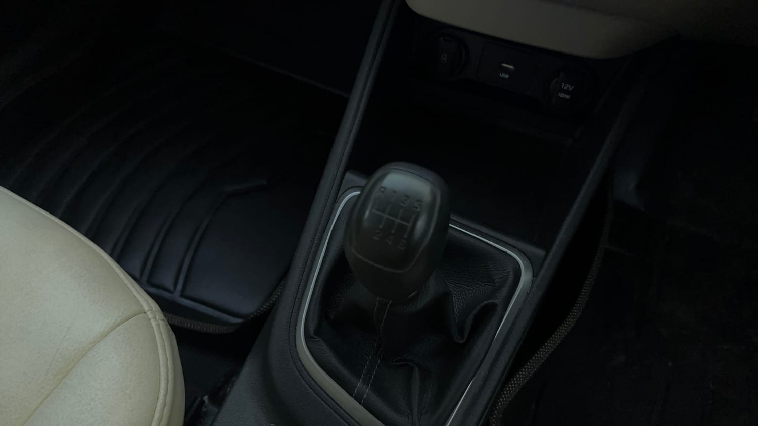 Used 2022 Hyundai Verna S Plus 1.5 VTVT Petrol Manual interior GEAR  KNOB VIEW