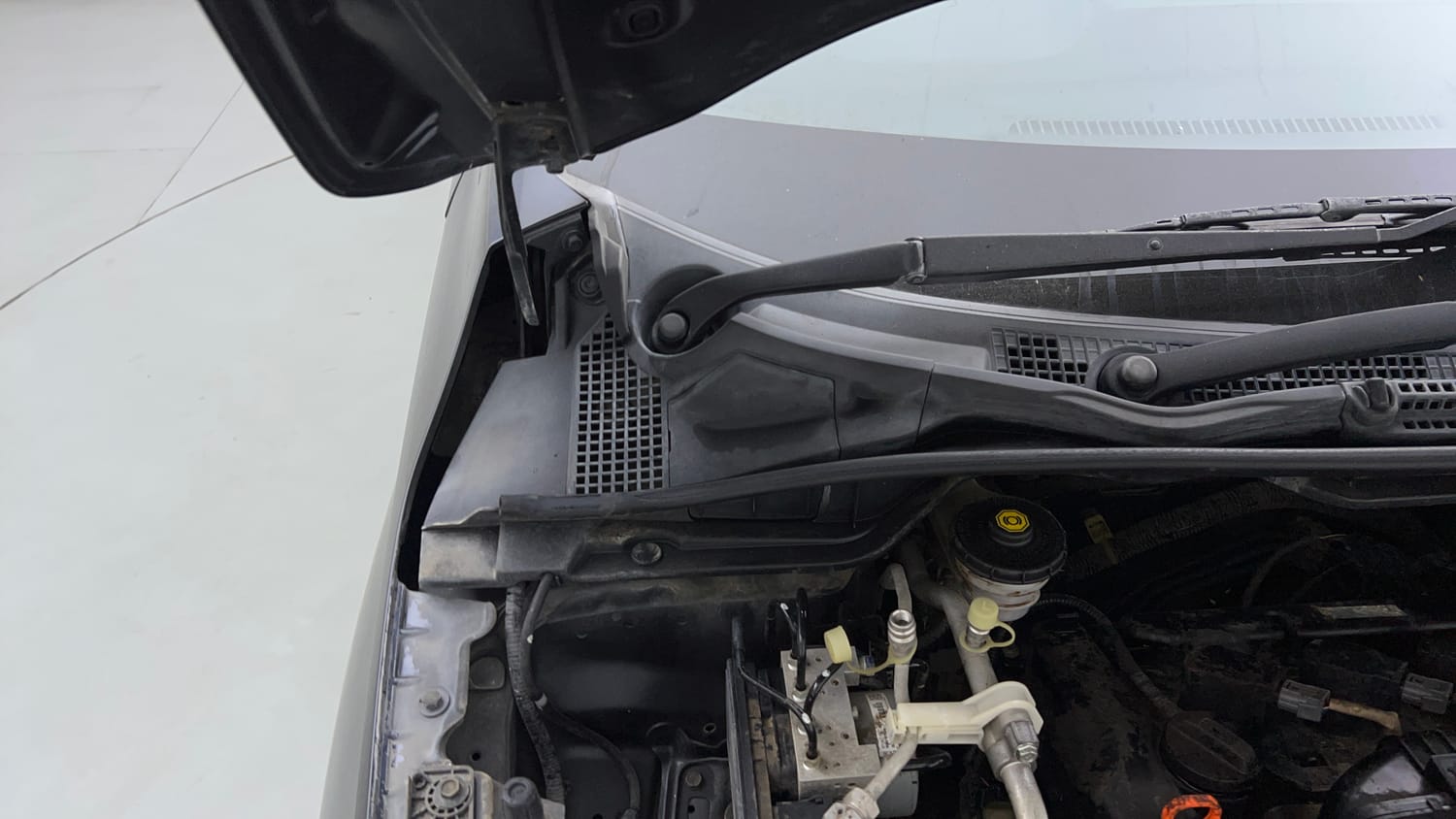 Used 2023 Honda City V CVT Petrol Petrol Automatic engine ENGINE RIGHT SIDE HINGE & APRON VIEW