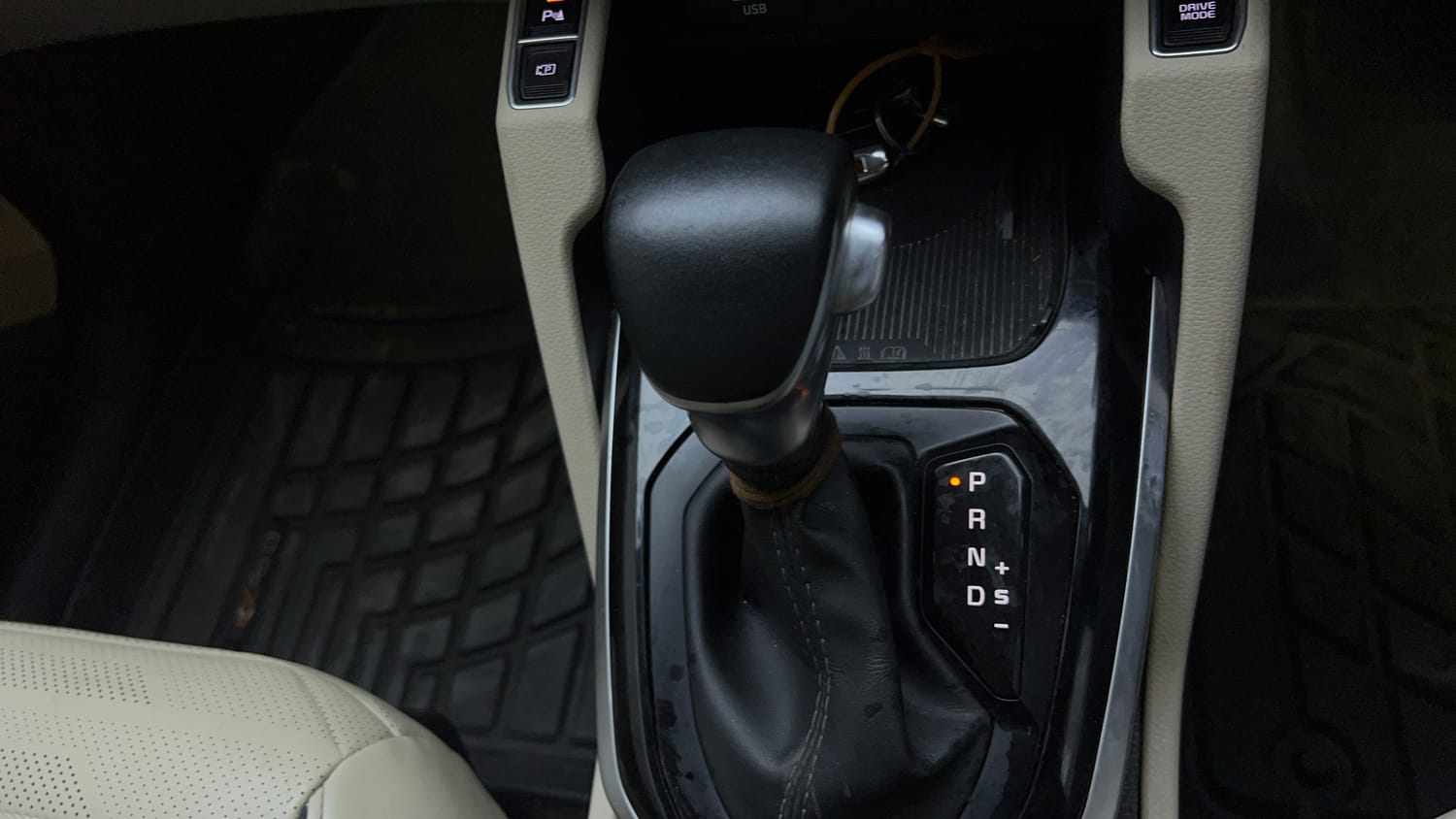 Used 2022 Kia Carens Luxury Plus 1.4 Petrol DCT 7 STR Petrol Automatic interior GEAR  KNOB VIEW