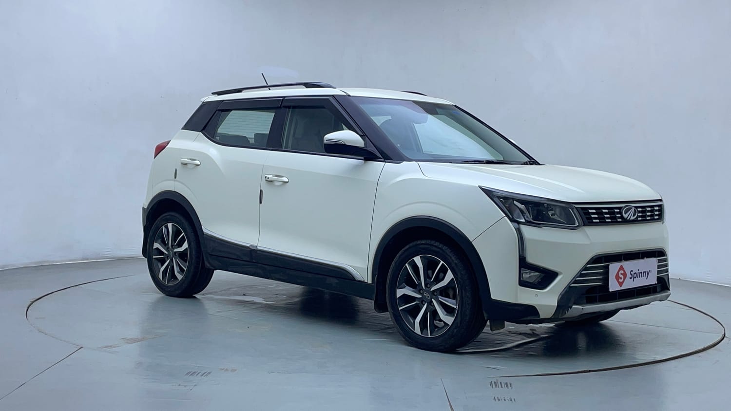 Used 2021 Mahindra XUV 300 W8 (O) 1.2 Petrol AMT Petrol Automatic exterior RIGHT FRONT CORNER VIEW