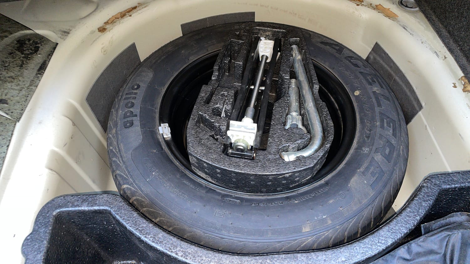 Used 2013 Volkswagen Vento Highline Diesel Diesel Manual tyres SPARE TYRE VIEW