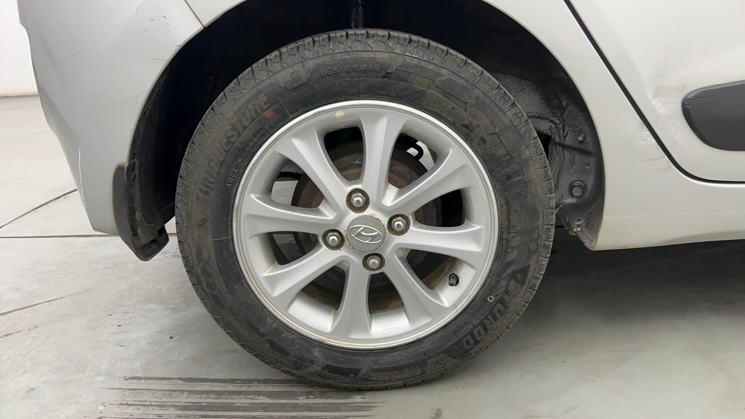 Used 2015 Hyundai Grand i10 Asta AT 1.2 Kappa VTVT Petrol Automatic tyres RIGHT REAR TYRE RIM VIEW