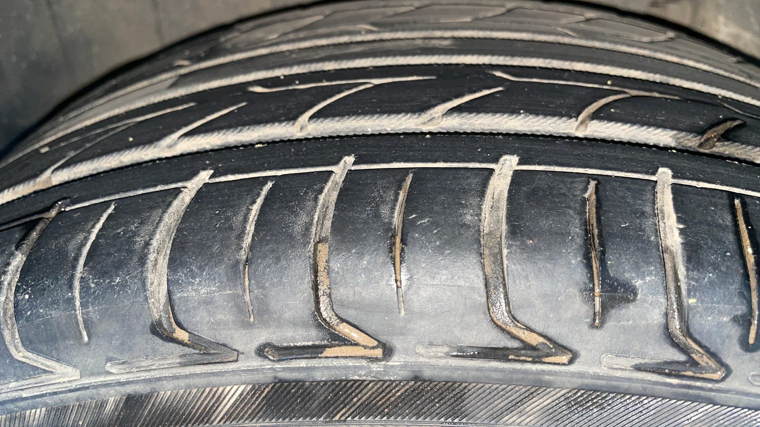 Used 2021 Mahindra XUV 300 W8 (O) 1.2 Petrol AMT Petrol Automatic tyres RIGHT REAR TYRE TREAD VIEW