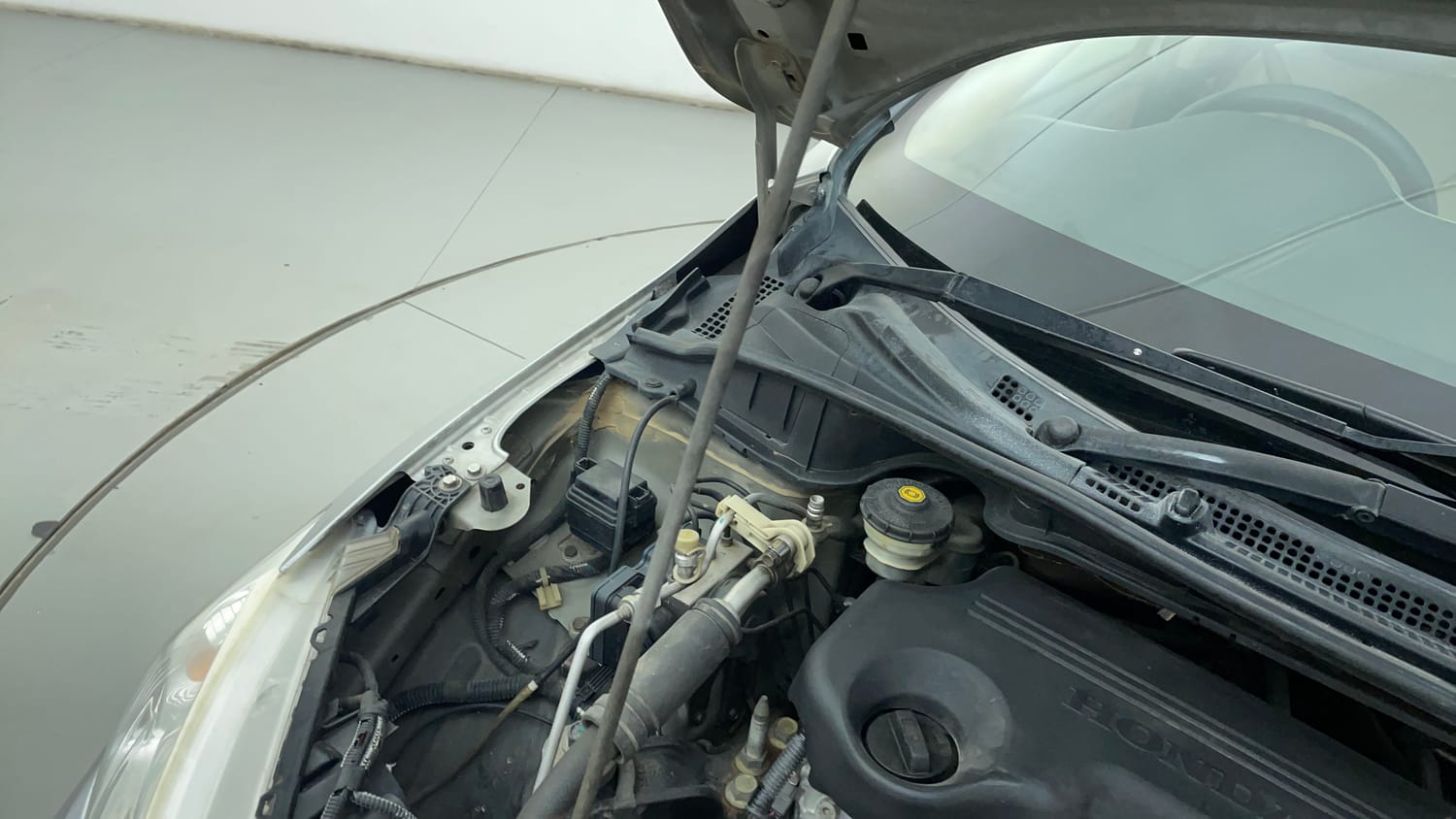 Used 2016 Honda City VX (O) MT Diesel Diesel Manual engine ENGINE RIGHT SIDE HINGE & APRON VIEW