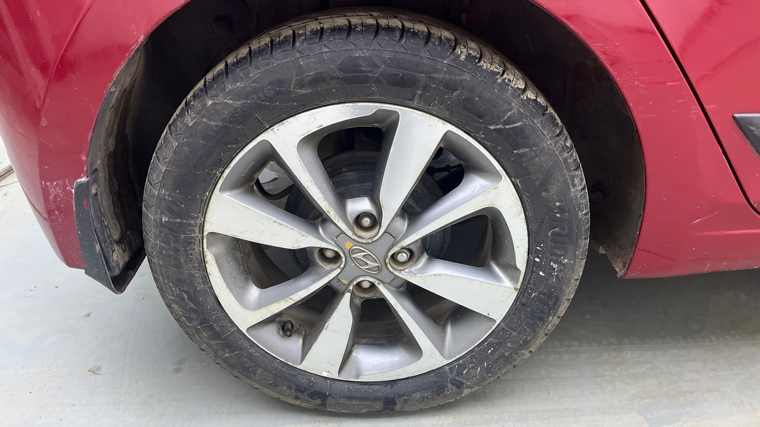 Used 2016 Hyundai Elite i20 Asta 1.2 Petrol Manual tyres RIGHT REAR TYRE RIM VIEW