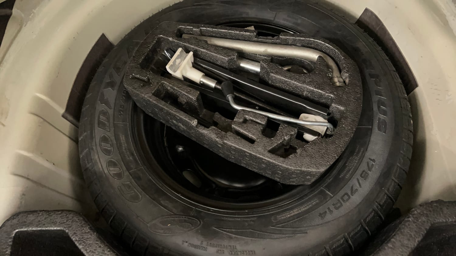 Used 2014 Volkswagen Vento Highline Diesel Diesel Manual tyres SPARE TYRE VIEW