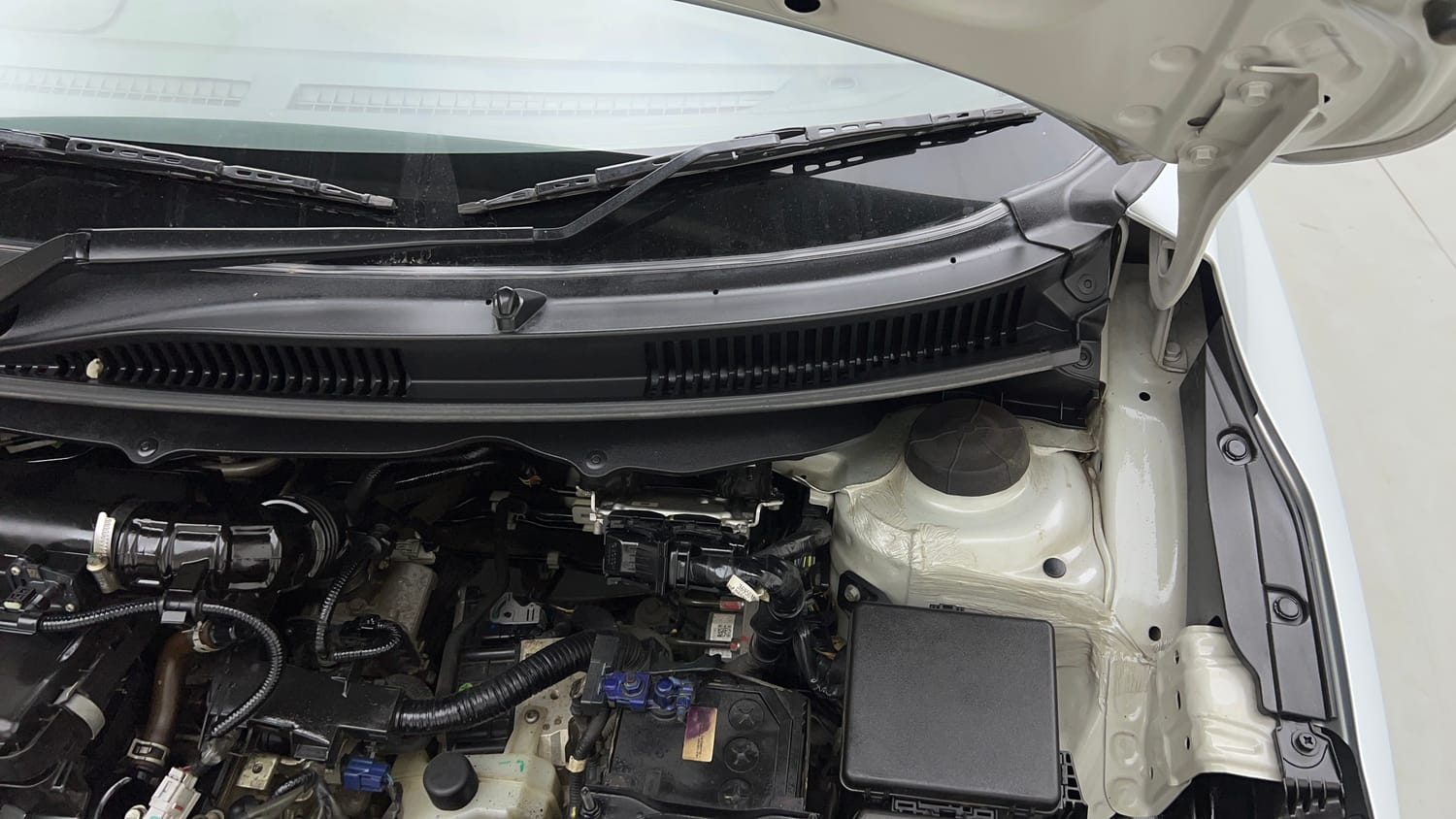Used 2023 Maruti Suzuki Baleno Alpha AGS Petrol Automatic engine ENGINE LEFT SIDE HINGE & APRON VIEW