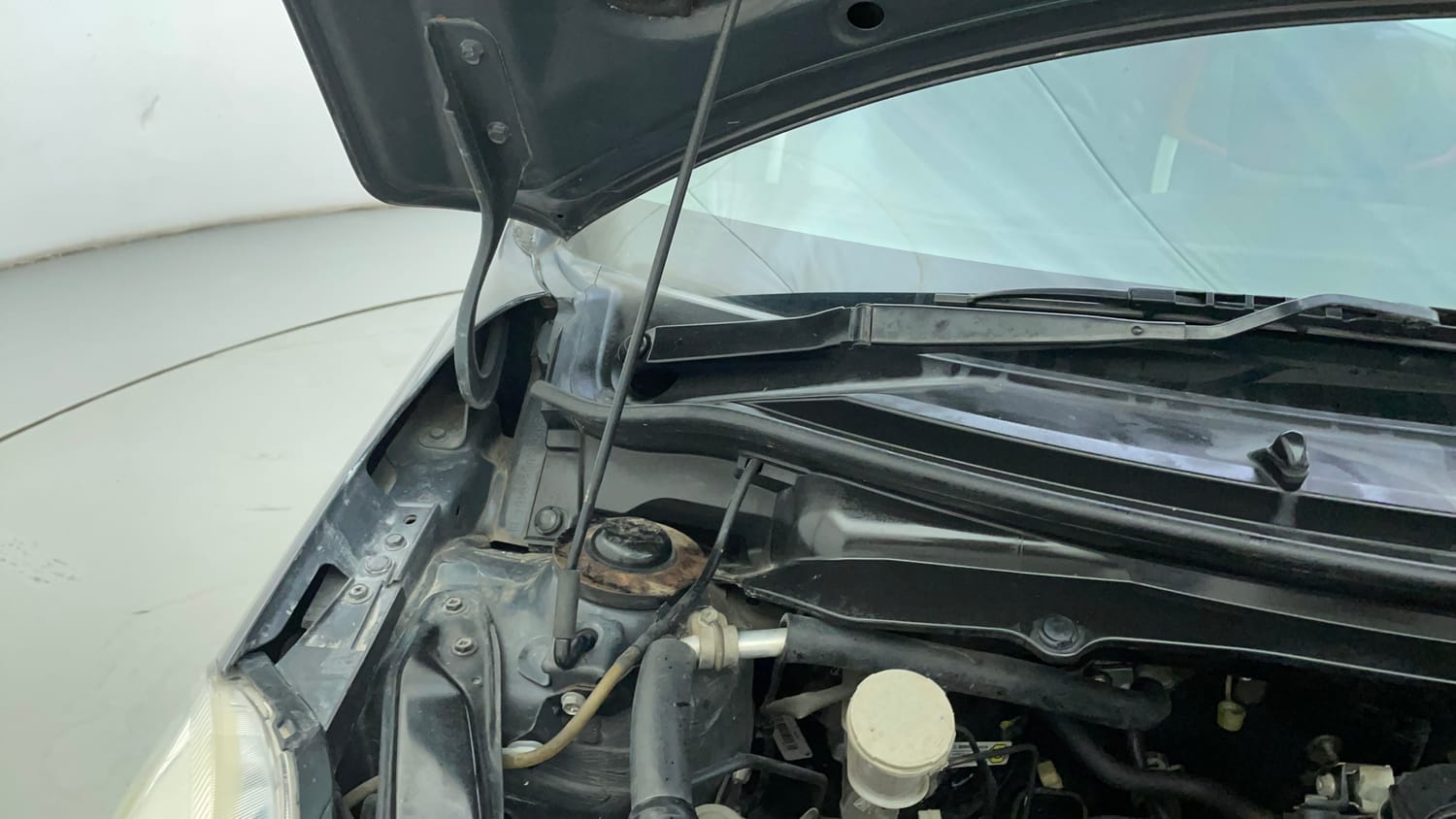 Used 2015 Maruti Suzuki Swift VXi Petrol Manual engine ENGINE RIGHT SIDE HINGE & APRON VIEW