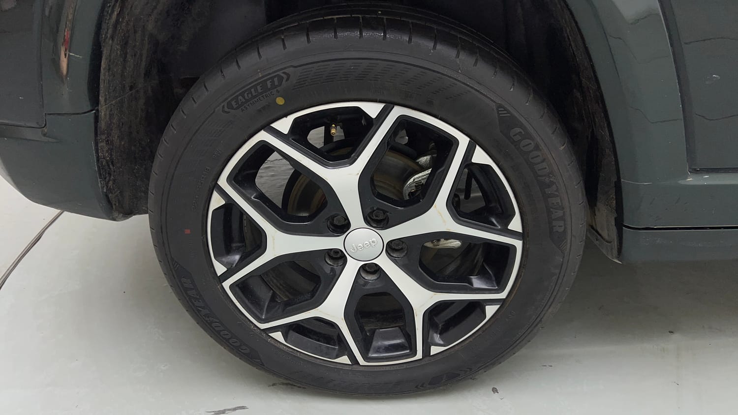 Used 2024 Jeep Compass Limited (O) 2.0 Diesel AT Diesel Automatic tyres RIGHT REAR TYRE RIM VIEW