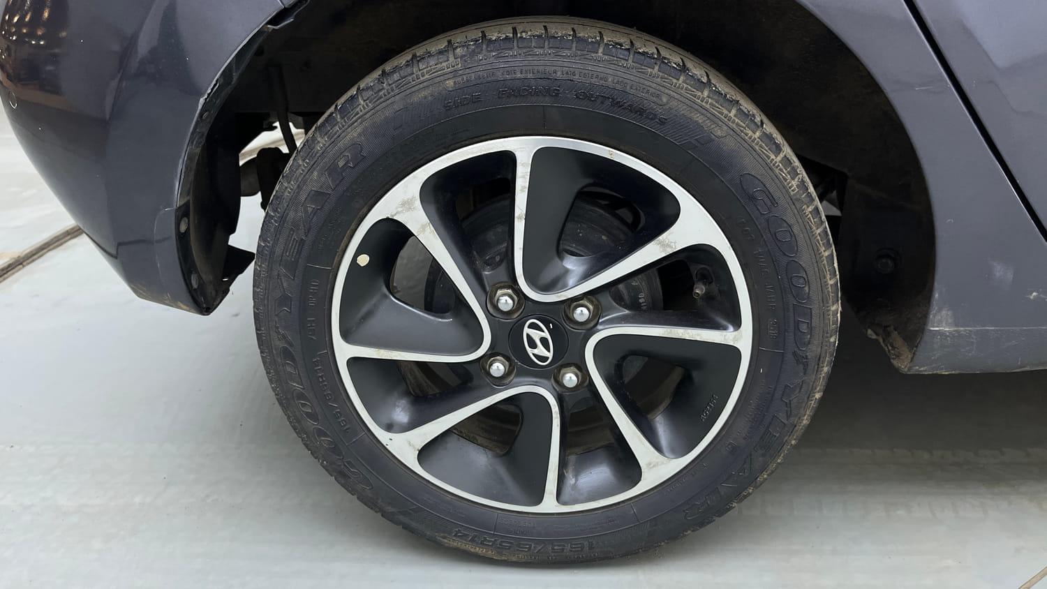 Used 2018 Hyundai Grand i10 Sportz AT 1.2 Kappa VTVT Petrol Automatic tyres RIGHT REAR TYRE RIM VIEW