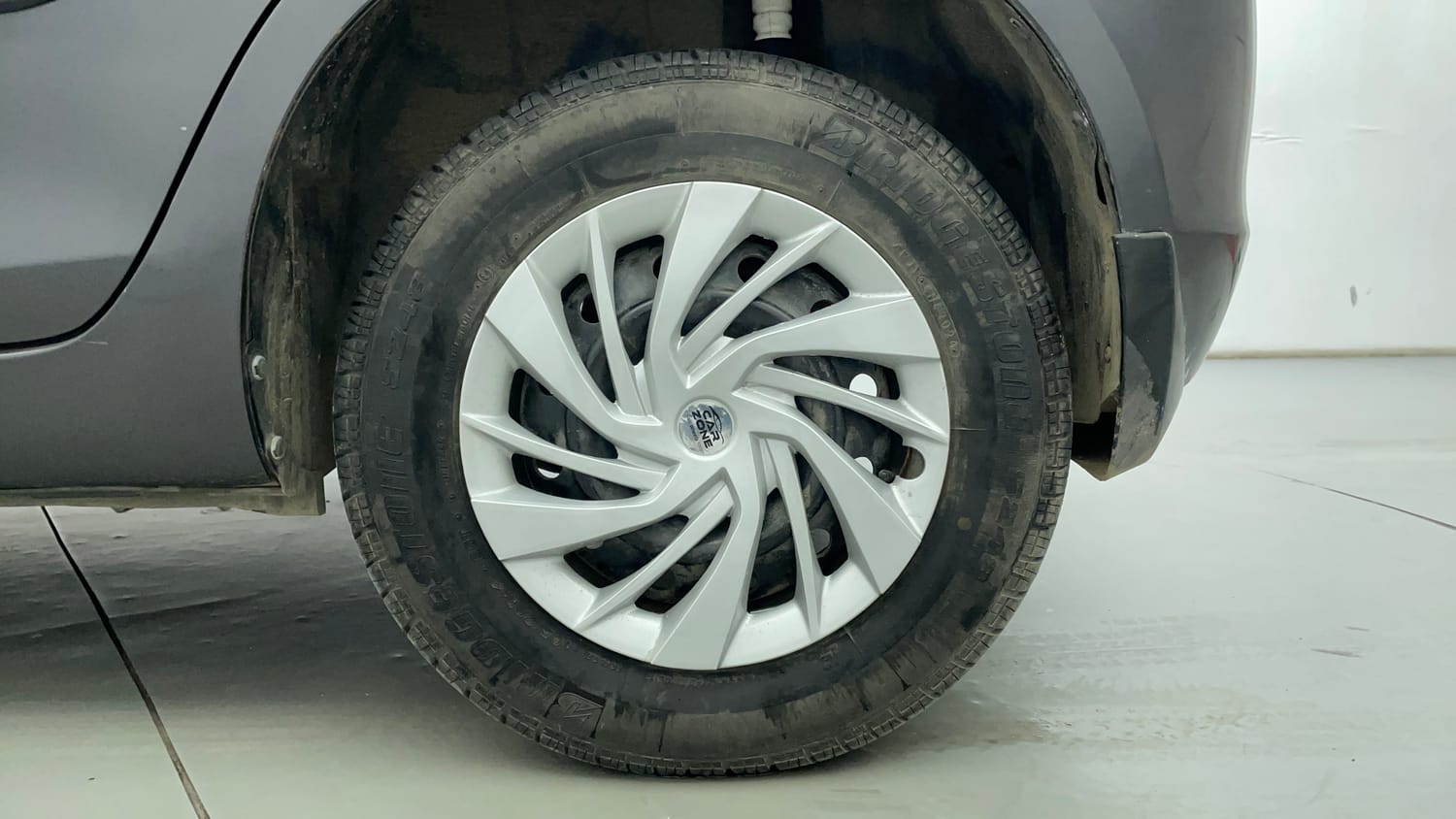 Used 2015 Maruti Suzuki Swift VXi Petrol Manual tyres LEFT REAR TYRE RIM VIEW