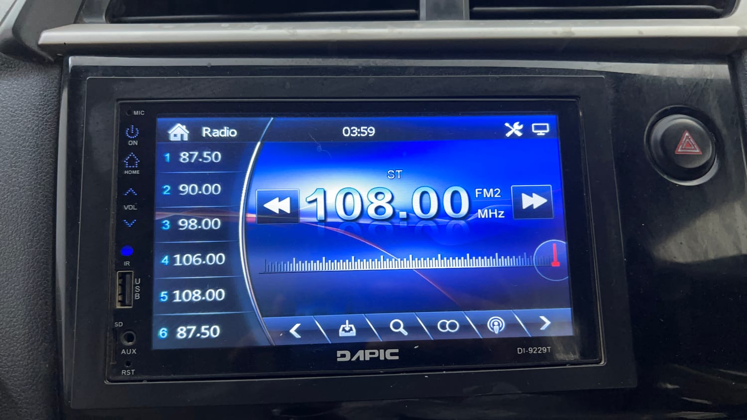 Used 2017 Honda Amaze 1.5 S i-DTEC Opt Diesel Manual top_features Integrated (in-dash) music system