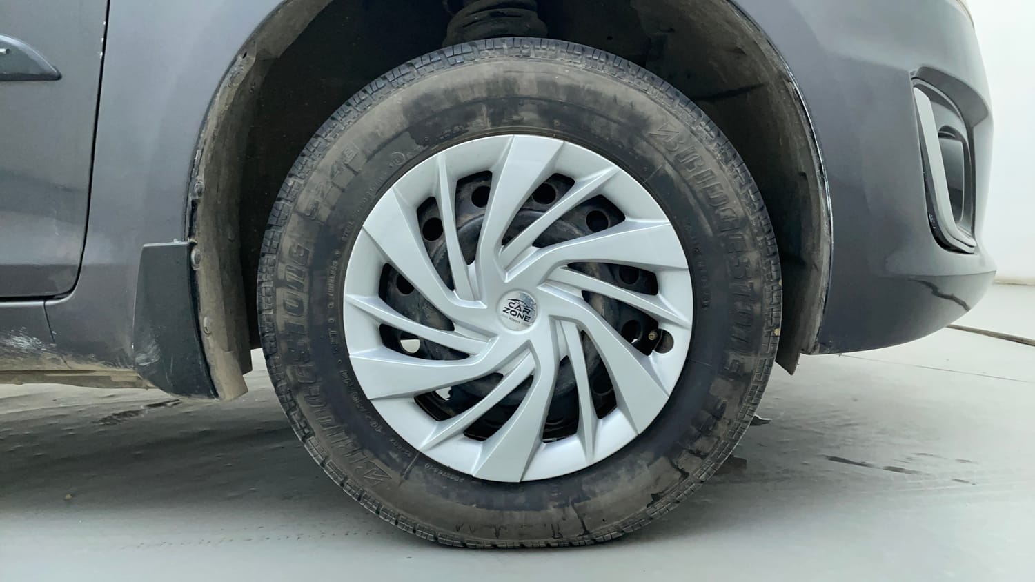 Used 2015 Maruti Suzuki Swift VXi Petrol Manual tyres RIGHT FRONT TYRE RIM VIEW