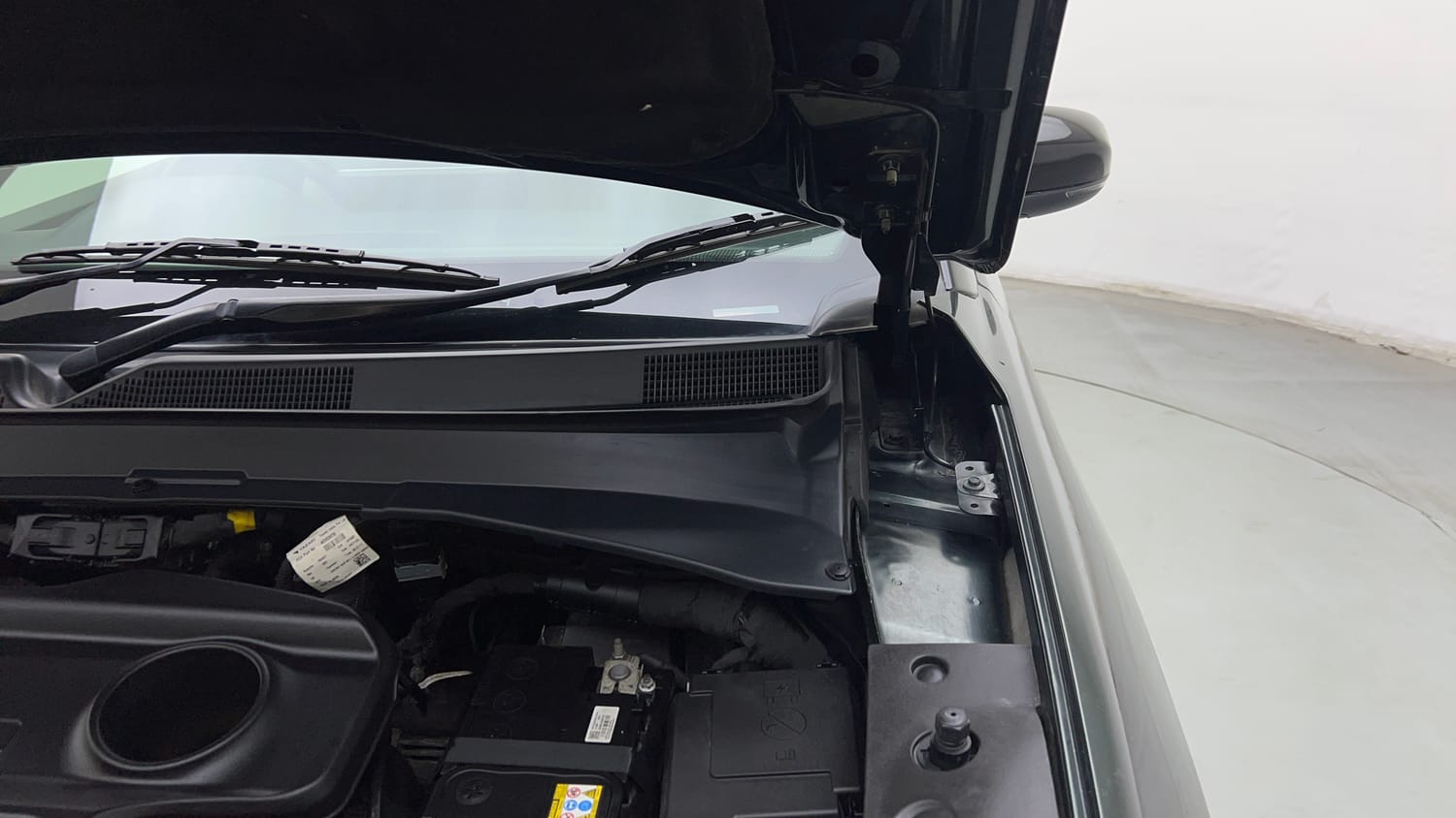 Used 2024 Jeep Compass Limited (O) 2.0 Diesel AT Diesel Automatic engine ENGINE LEFT SIDE HINGE & APRON VIEW