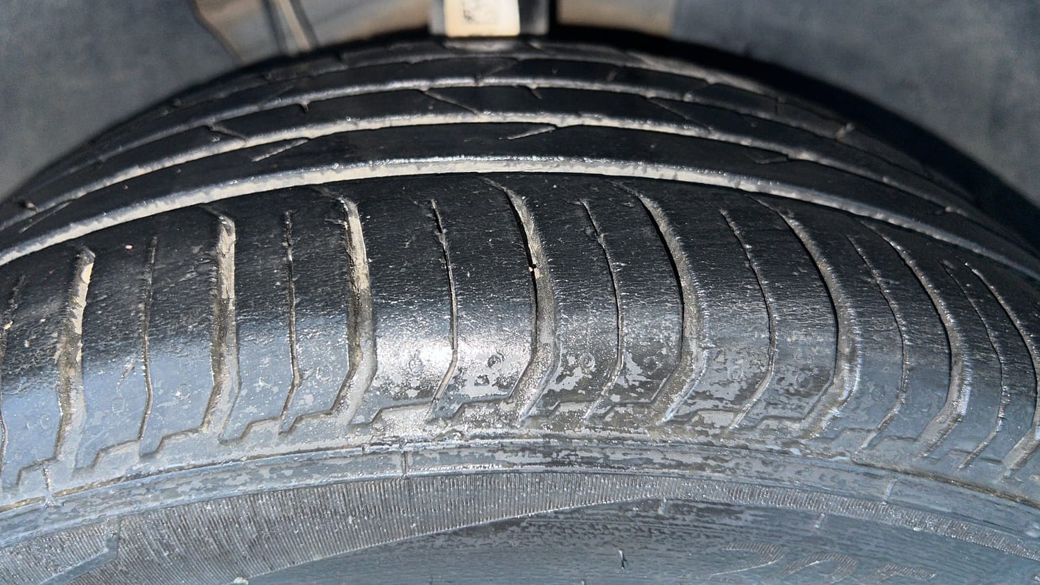 Used 2023 Volkswagen Virtus Highline 1.0 TSI AT Petrol Automatic tyres RIGHT FRONT TYRE TREAD VIEW