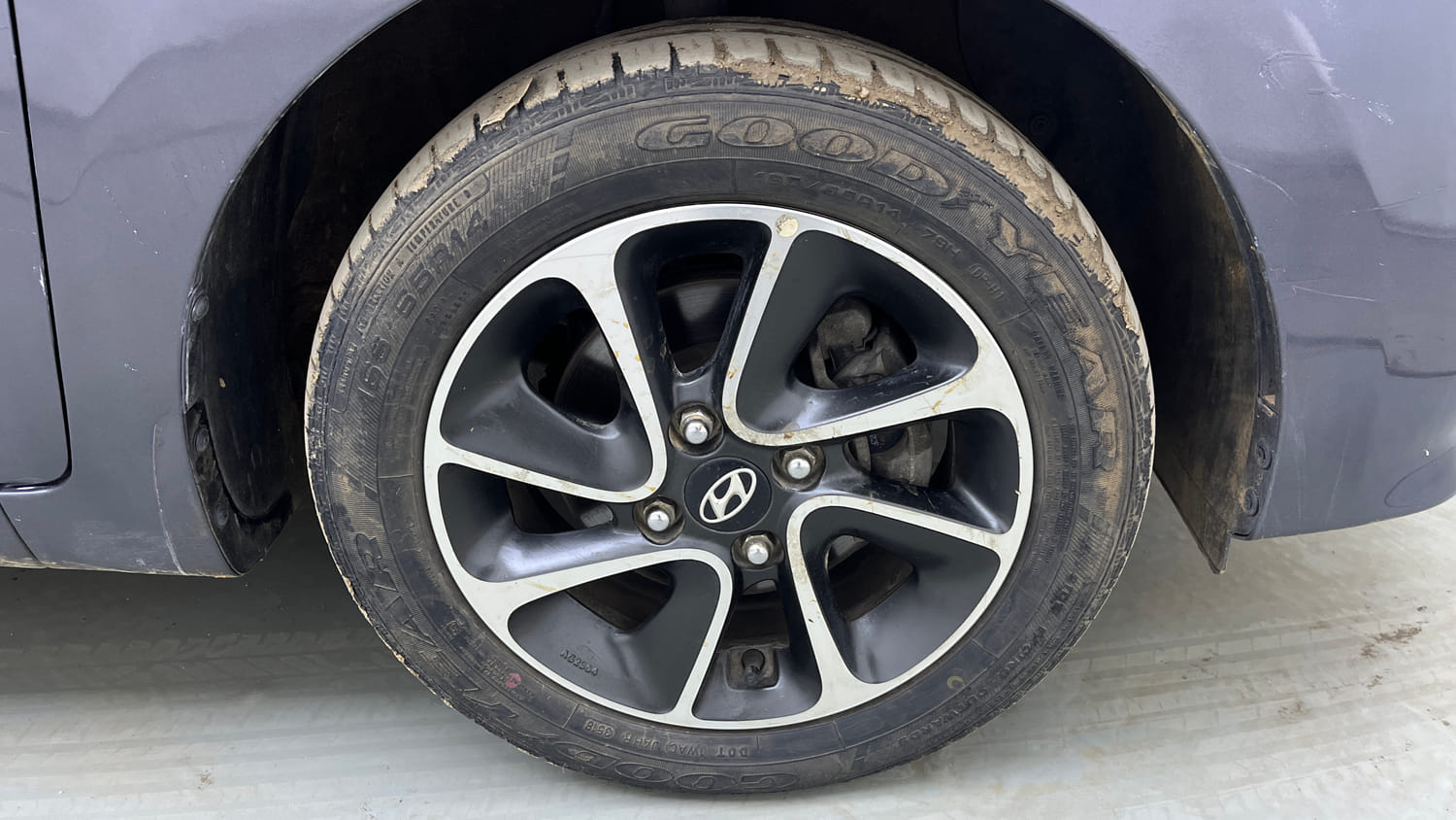 Used 2018 Hyundai Grand i10 Sportz AT 1.2 Kappa VTVT Petrol Automatic tyres RIGHT FRONT TYRE RIM VIEW