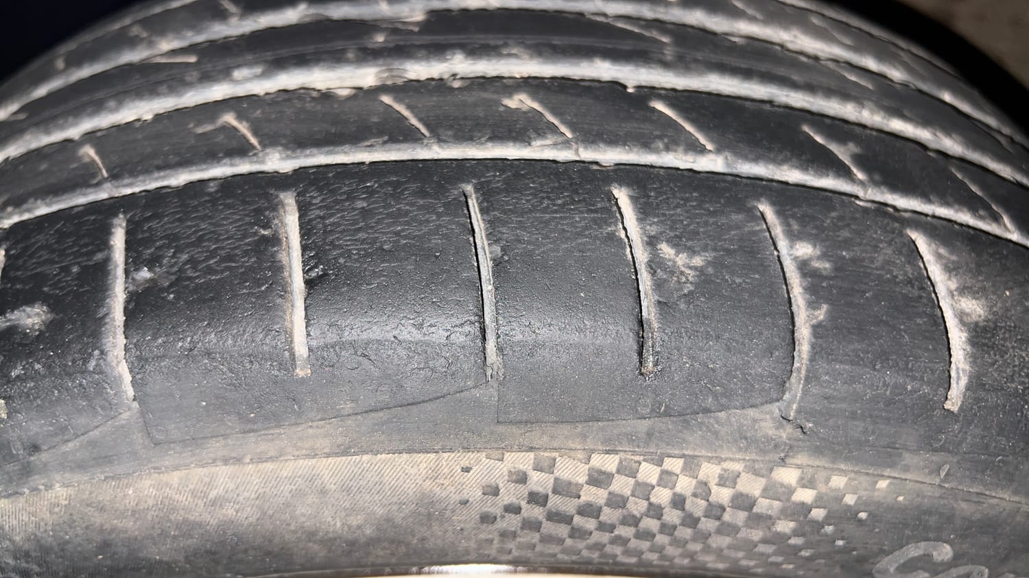 Used 2013 Volkswagen Polo Comfortline 1.2L (P) Petrol Manual tyres LEFT FRONT TYRE TREAD VIEW