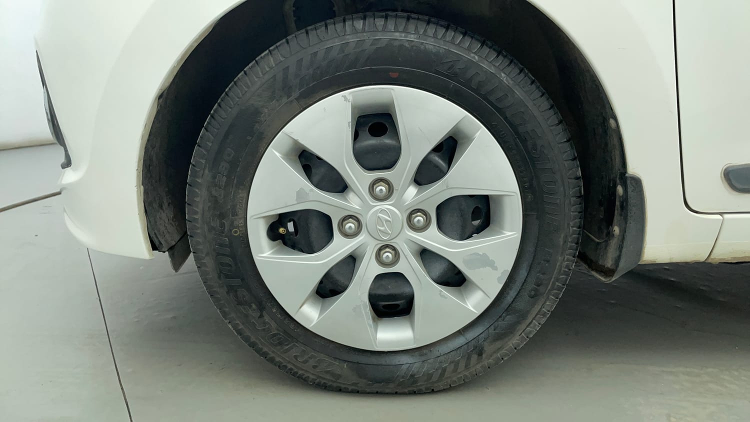 Used 2014 Hyundai Xcent S 1.2 Petrol Manual tyres LEFT FRONT TYRE RIM VIEW