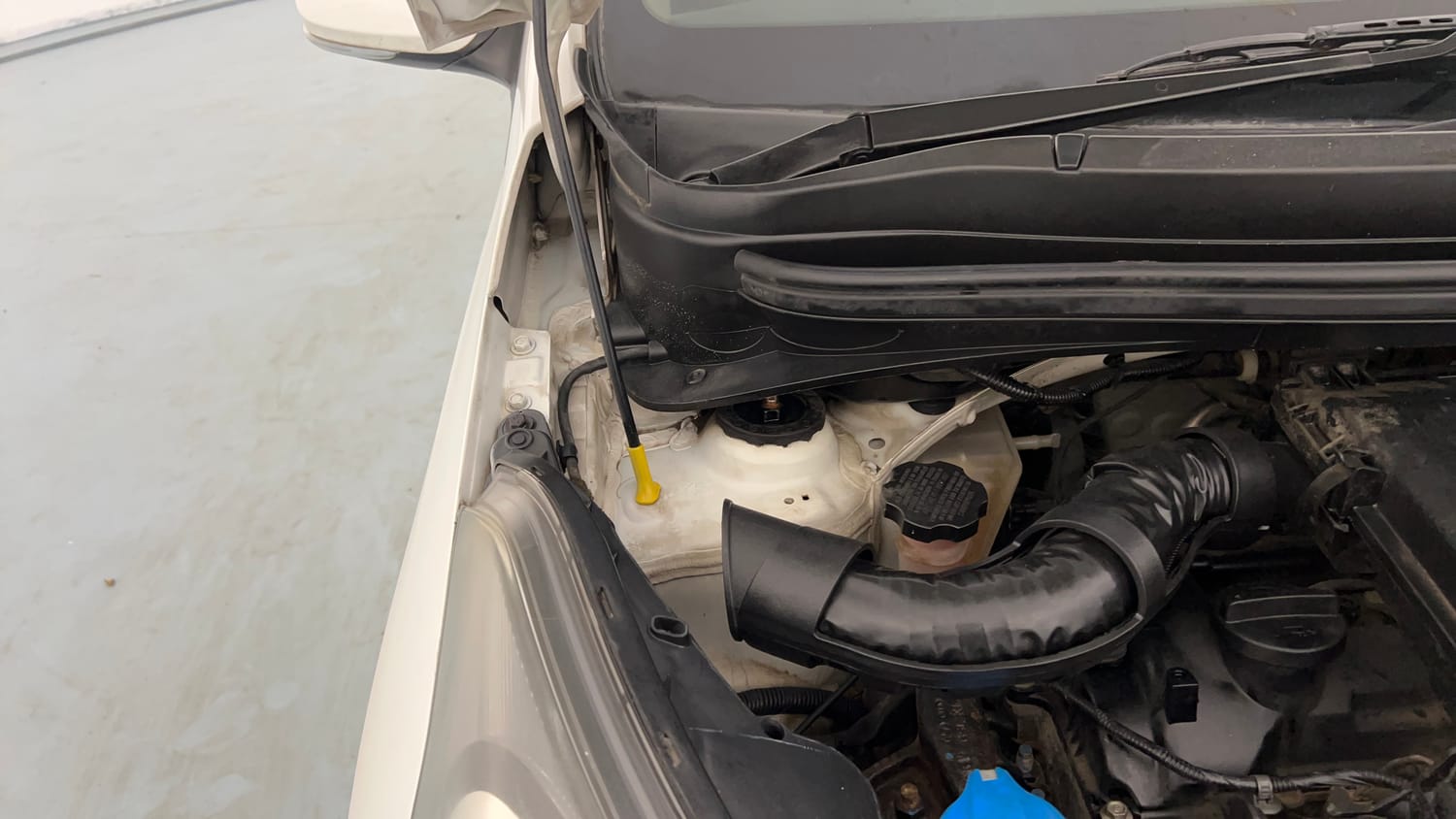Used 2018 Hyundai Xcent SX Petrol Manual engine ENGINE RIGHT SIDE HINGE & APRON VIEW