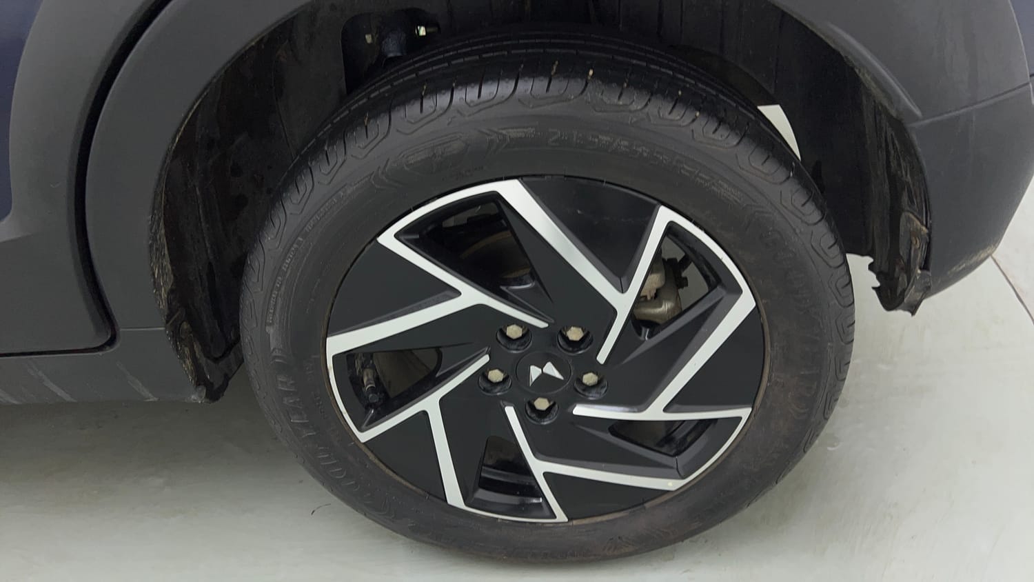 Used 2025 Mahindra XUV 3XO AX7L 1.2 Petrol AT Petrol Automatic tyres LEFT REAR TYRE RIM VIEW