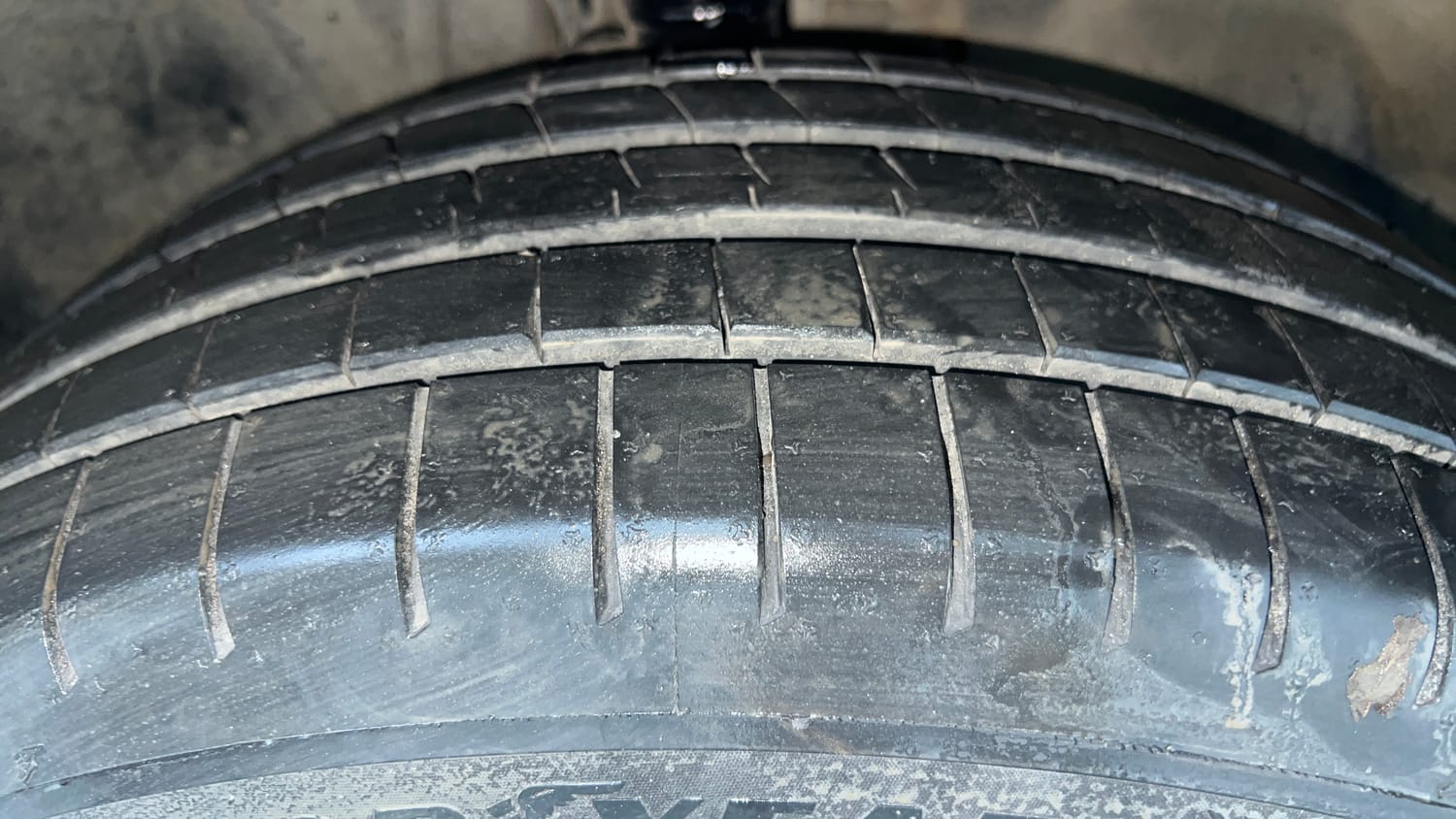 Used 2017 Jeep Compass Limited 1.4 Petrol AT Petrol Automatic tyres RIGHT FRONT TYRE TREAD VIEW