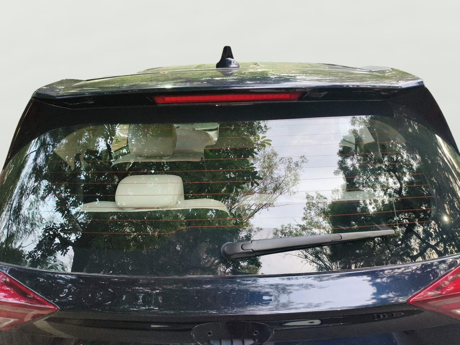 Used 2022 Mahindra XUV700 AX 7 Diesel AT AWD Luxury Pack 7 STR Diesel Automatic exterior BACK WINDSHIELD VIEW