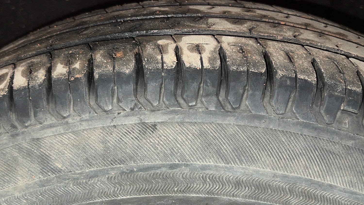 Used 2022 Tata Altroz XE Petrol Petrol Manual tyres LEFT FRONT TYRE TREAD VIEW