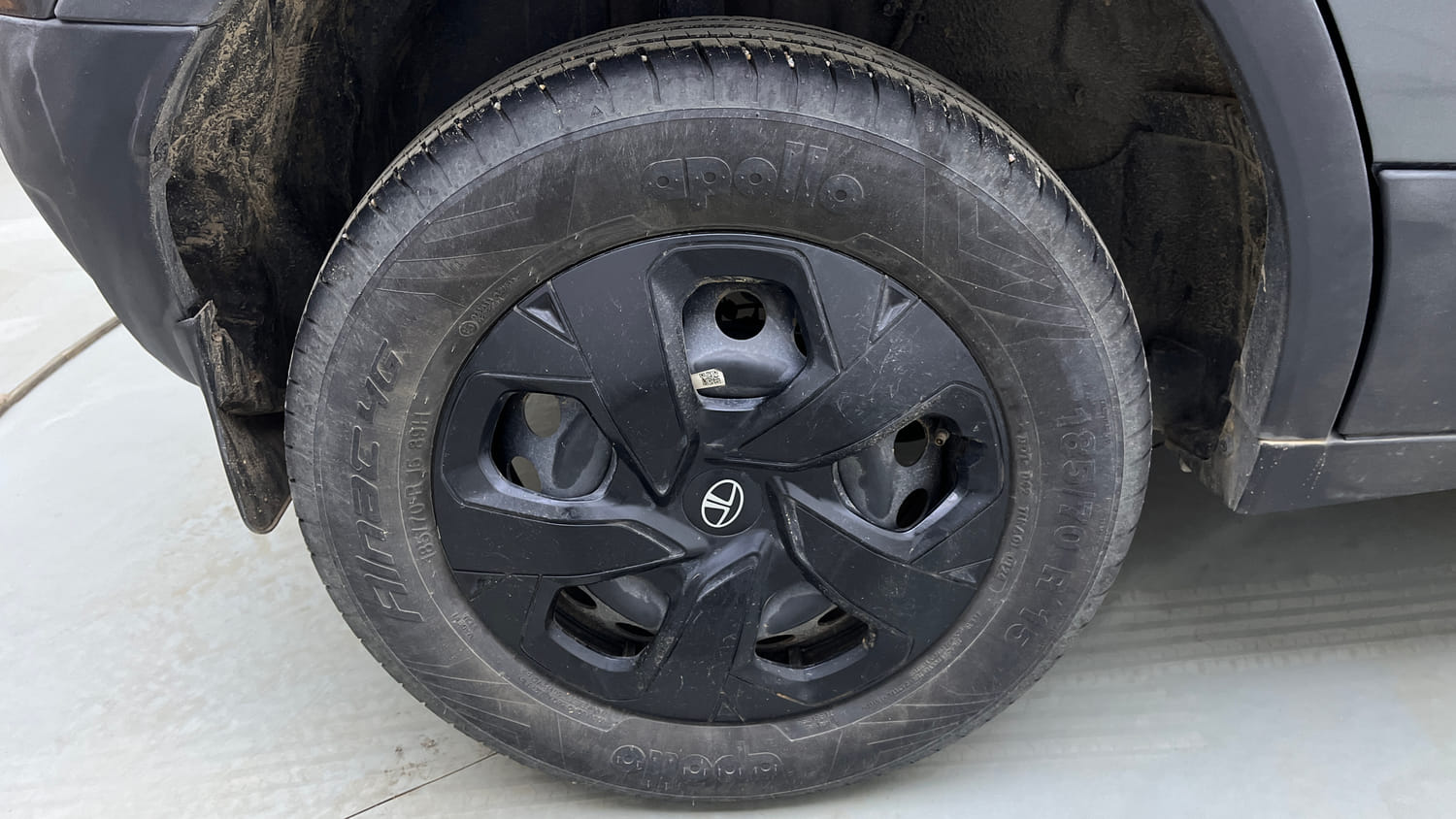 Used 2024 Tata Punch Adventure AMT Petrol Automatic tyres RIGHT REAR TYRE RIM VIEW