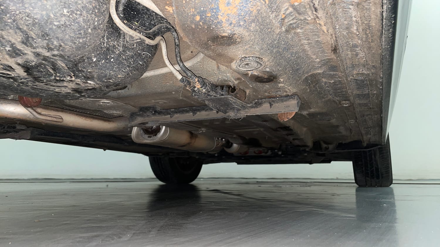 Used 2024 Volkswagen Virtus Highline 1.0 TSI AT Petrol Automatic extra REAR RIGHT UNDERBODY VIEW