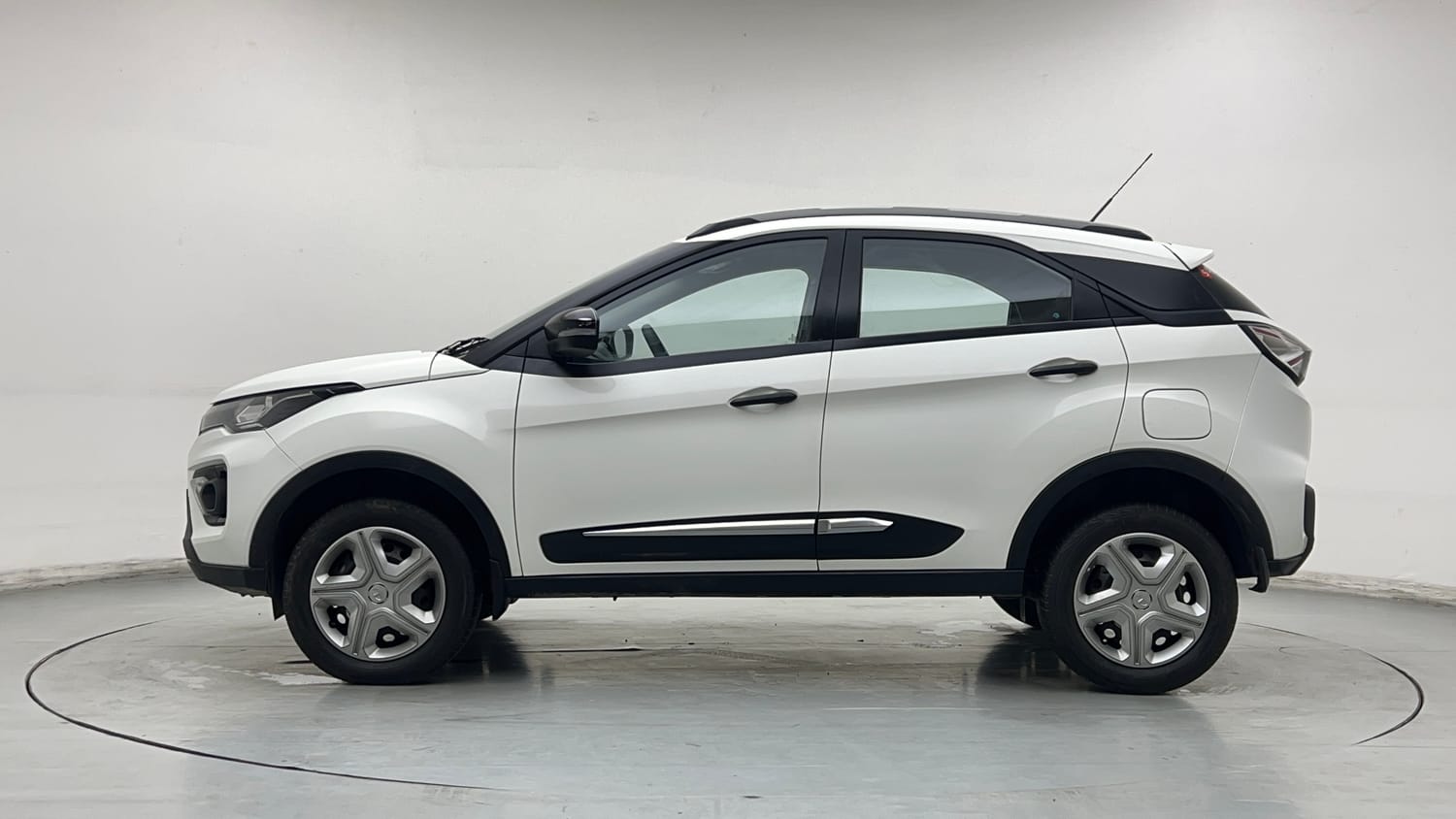 Used 2022 Tata Nexon XM Petrol Manual exterior LEFT SIDE VIEW