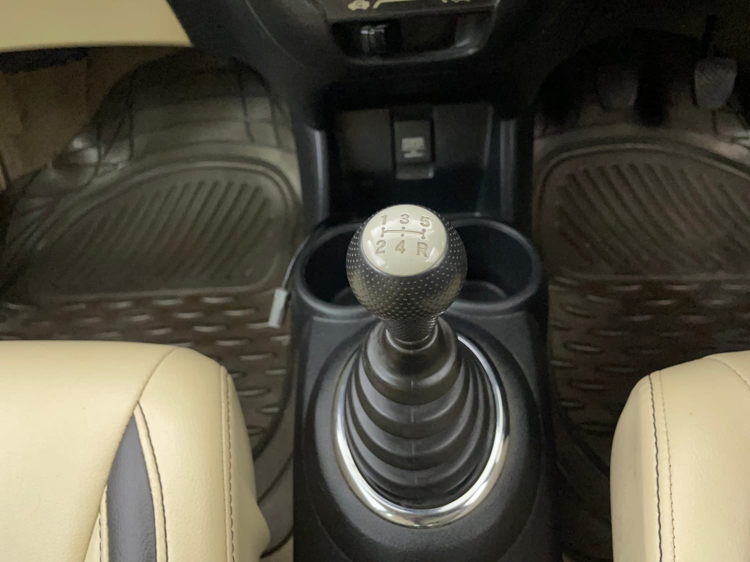 Used 2017 Honda Brio VX MT Petrol Manual interior GEAR  KNOB VIEW