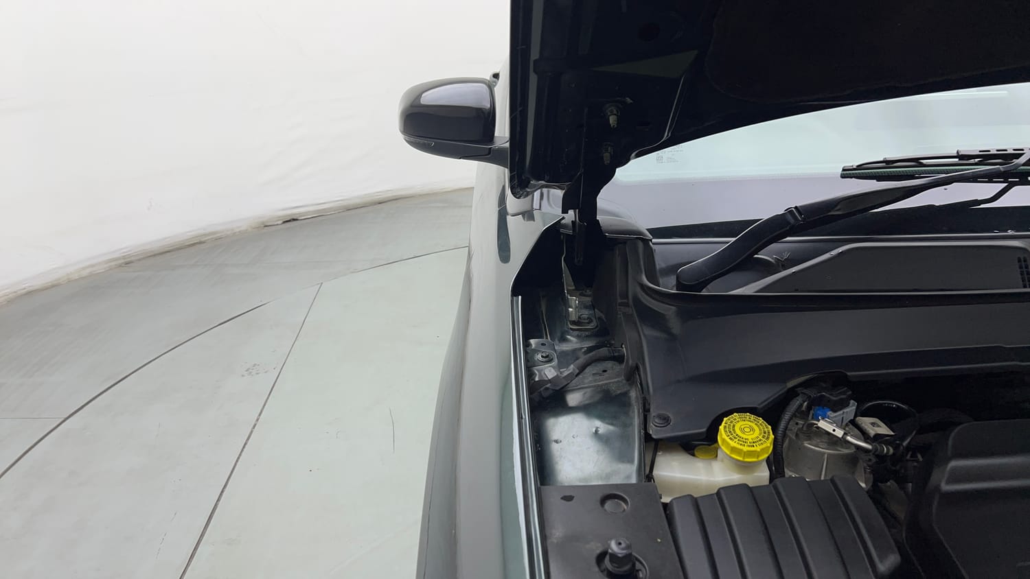 Used 2024 Jeep Compass Limited (O) 2.0 Diesel AT Diesel Automatic engine ENGINE RIGHT SIDE HINGE & APRON VIEW
