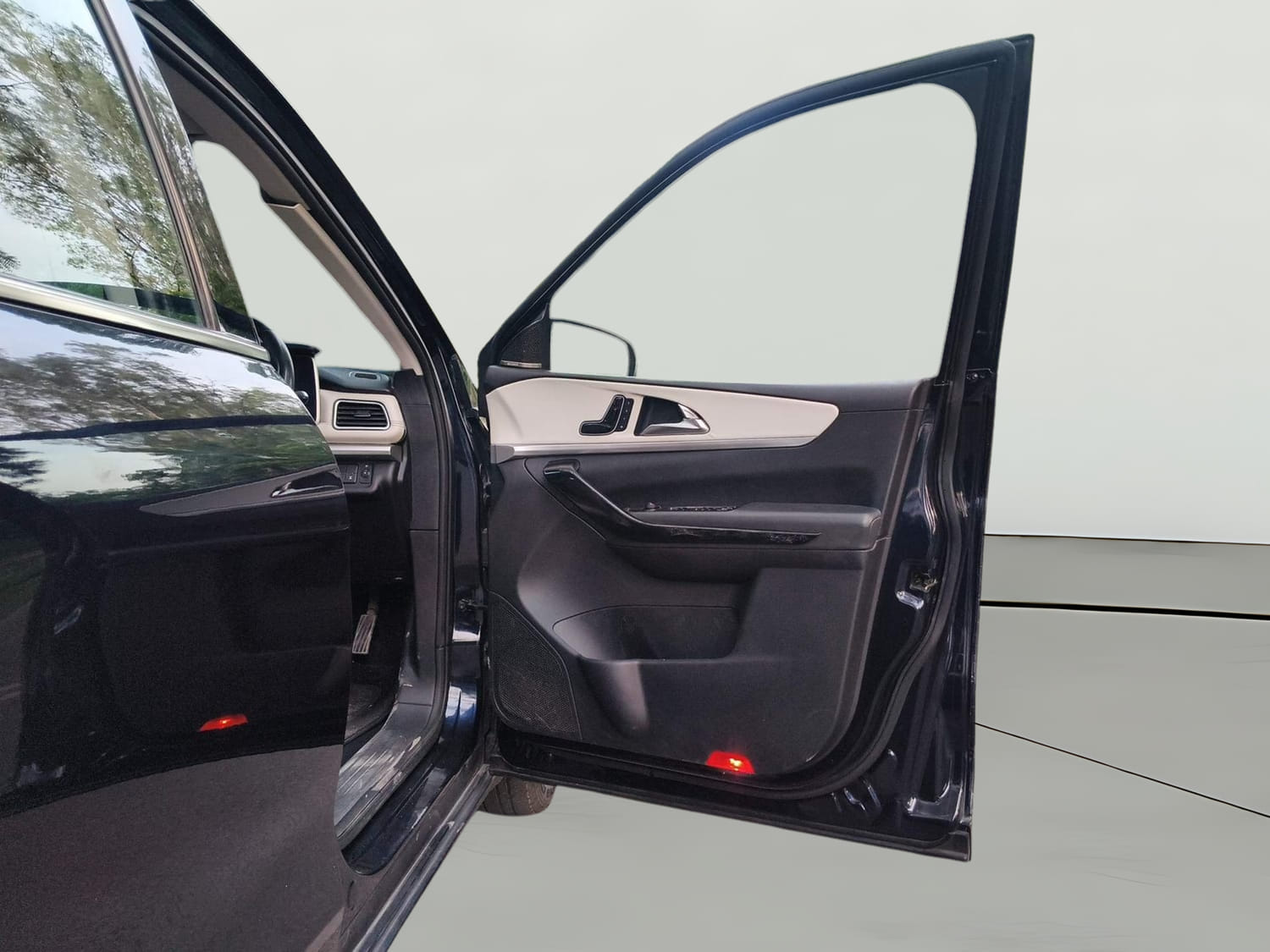 Used 2022 Mahindra XUV700 AX 7 Diesel AT AWD Luxury Pack 7 STR Diesel Automatic interior RIGHT FRONT DOOR OPEN VIEW