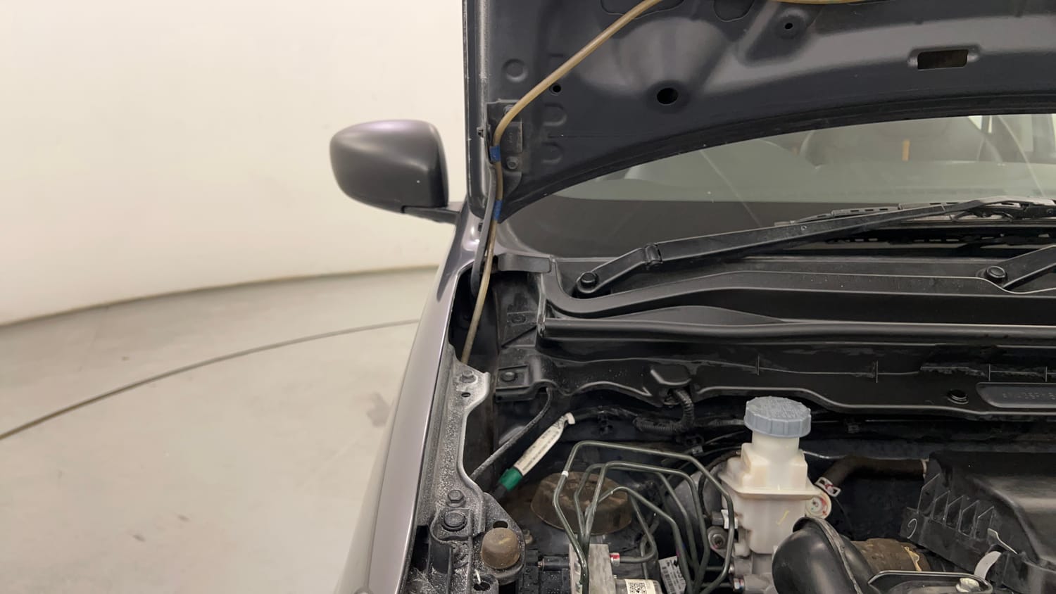 Used 2022 Maruti Suzuki Alto K10 VXi Petrol Manual engine ENGINE RIGHT SIDE HINGE & APRON VIEW