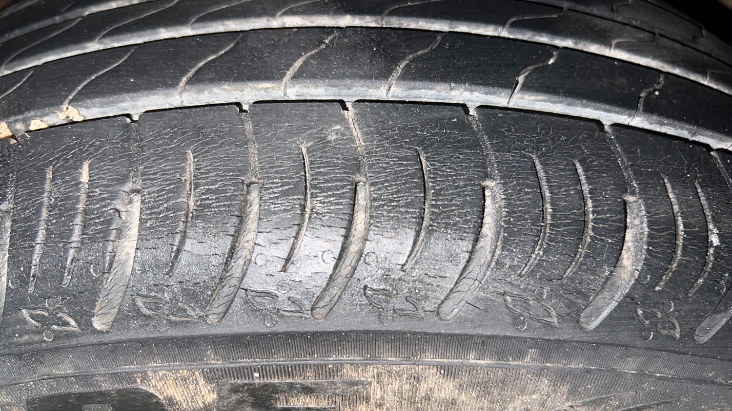 Used 2023 Maruti Suzuki XL6 Alpha Plus MT Petrol Petrol Manual tyres LEFT FRONT TYRE TREAD VIEW