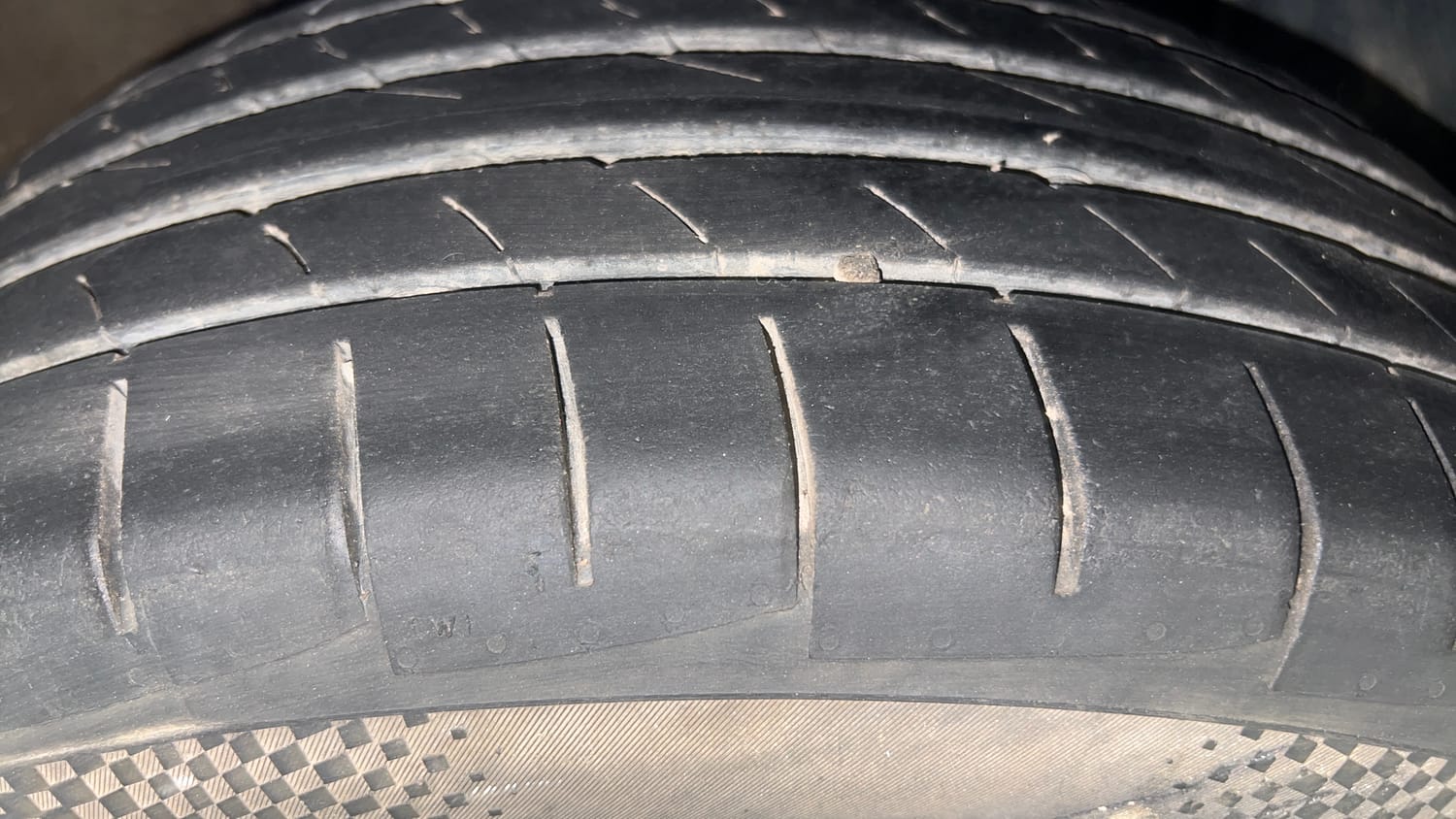 Used 2013 Volkswagen Polo Comfortline 1.2L (P) Petrol Manual tyres RIGHT FRONT TYRE TREAD VIEW