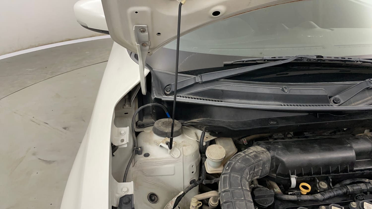 Used 2019 Maruti Suzuki Swift VXi Petrol Manual engine ENGINE RIGHT SIDE HINGE & APRON VIEW