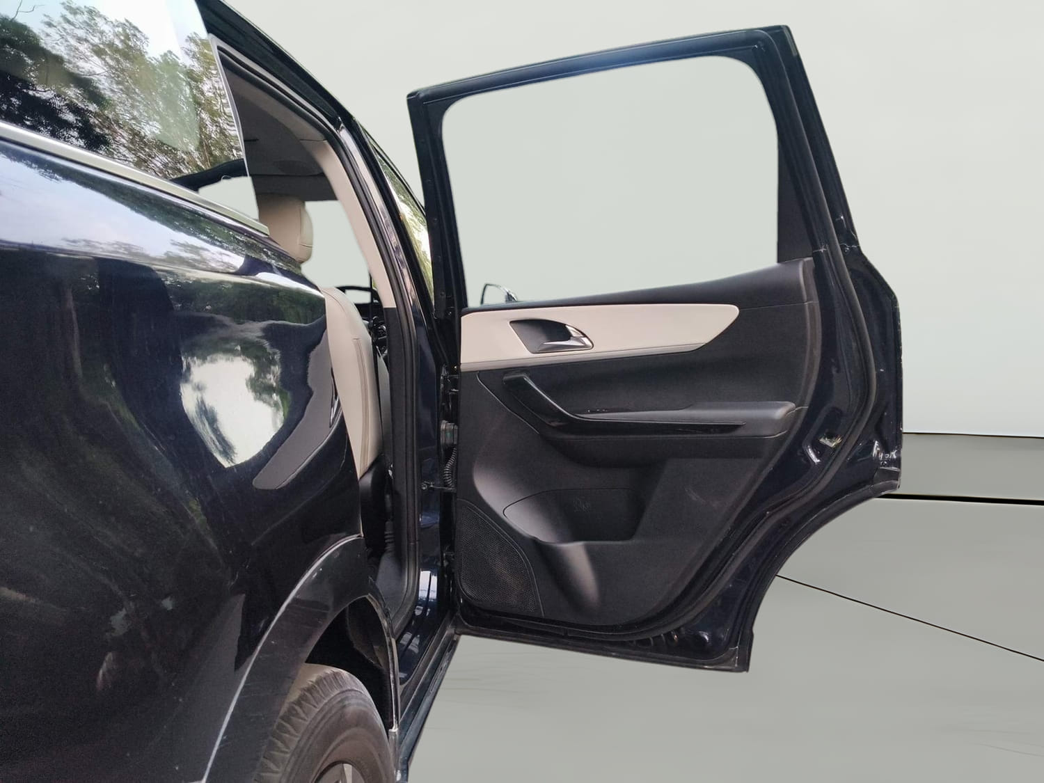 Used 2022 Mahindra XUV700 AX 7 Diesel AT AWD Luxury Pack 7 STR Diesel Automatic interior RIGHT REAR DOOR OPEN VIEW