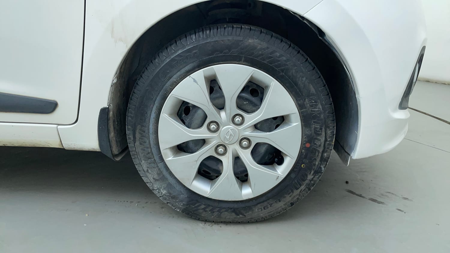 Used 2014 Hyundai Xcent S 1.2 Petrol Manual tyres RIGHT FRONT TYRE RIM VIEW
