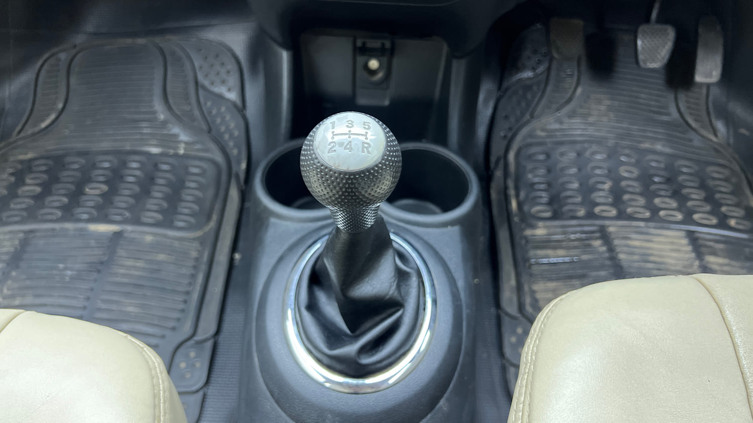 Used 2015 Honda Mobilio S Petrol Petrol Manual interior GEAR  KNOB VIEW