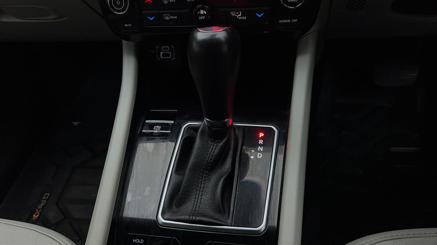Used 2024 Jeep Compass Limited (O) 2.0 Diesel AT Diesel Automatic interior GEAR  KNOB VIEW