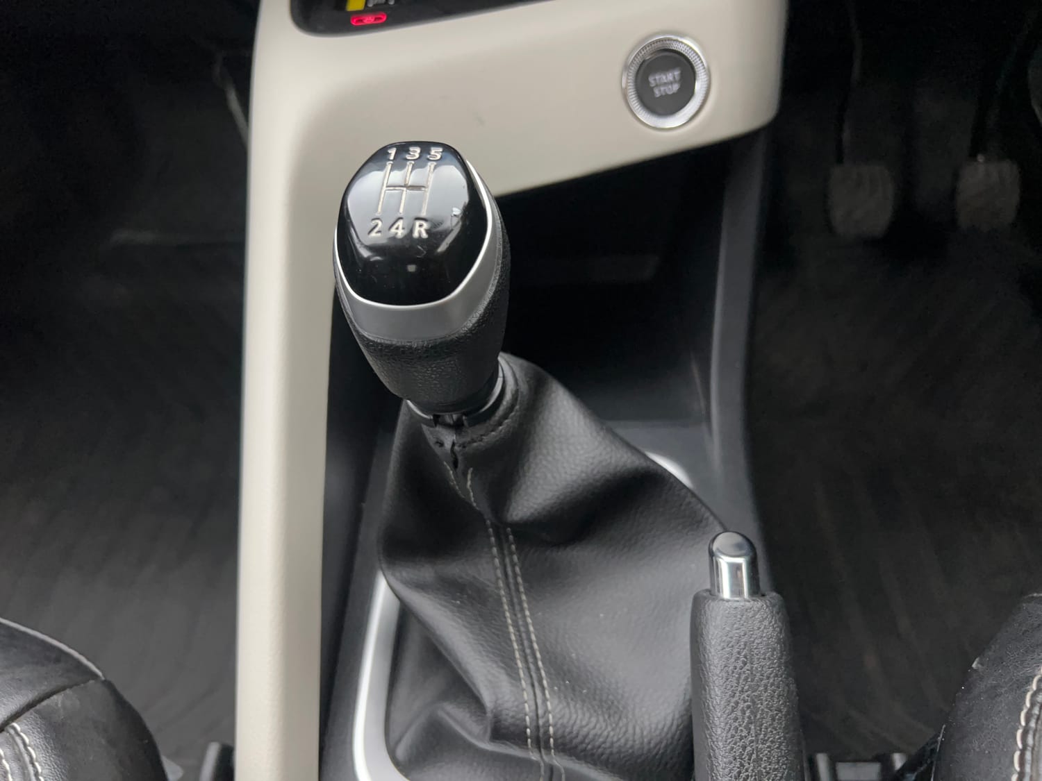 Used 2024 Nissan Magnite XV Turbo Petrol Manual interior GEAR  KNOB VIEW