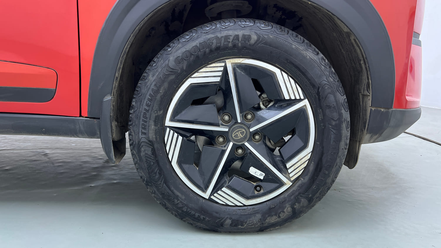 Used 2023 Tata Nexon Fearless 1.2 Revotron Petrol 7DCA DT Petrol Automatic tyres RIGHT FRONT TYRE RIM VIEW